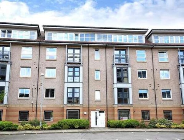 Apartment | Exterior - 3 Bed Flat - Sleeps 6 - Parking - Wifi (Aberdeen)