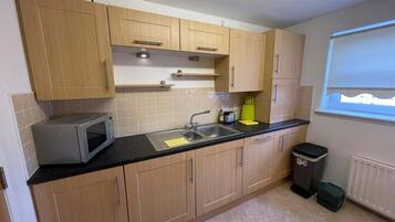 Íbúð | Einkaeldhús | Ísskápur, örbylgjuofn, bakarofn, eldavélarhellur