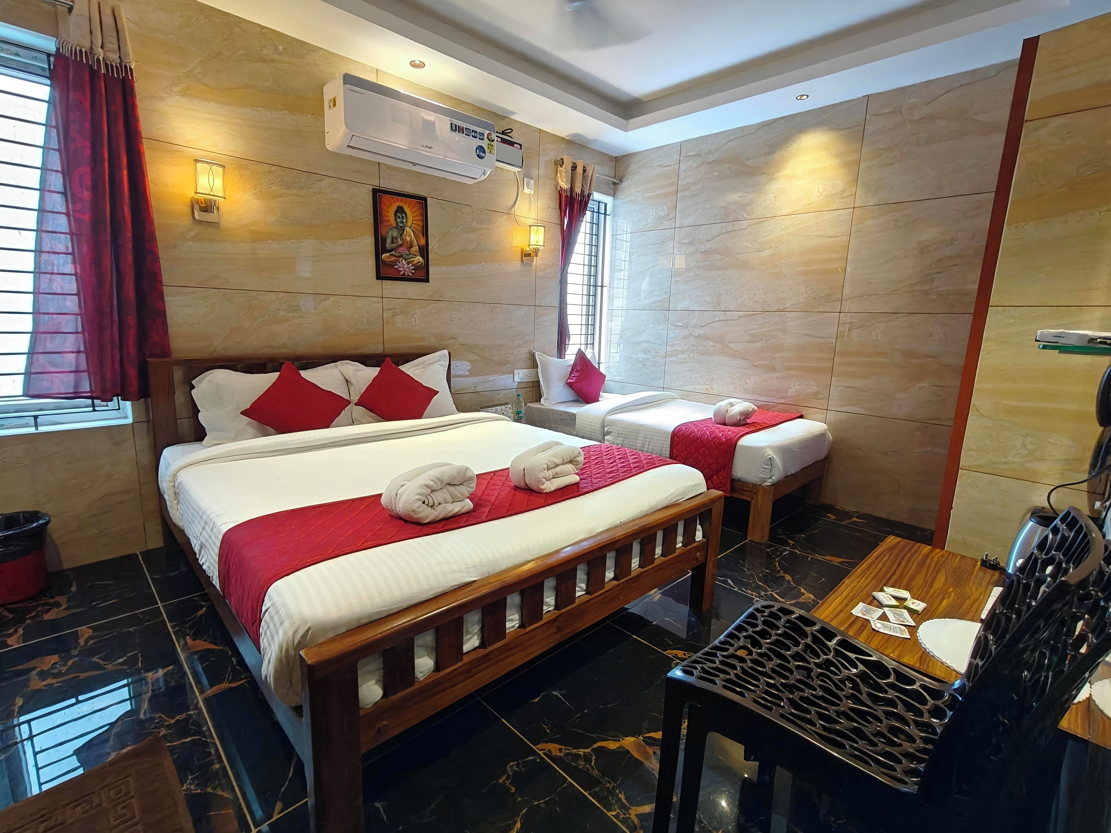 Tripla Standard | Una scrivania, postazione laptop, insonorizzazione, lenzuola