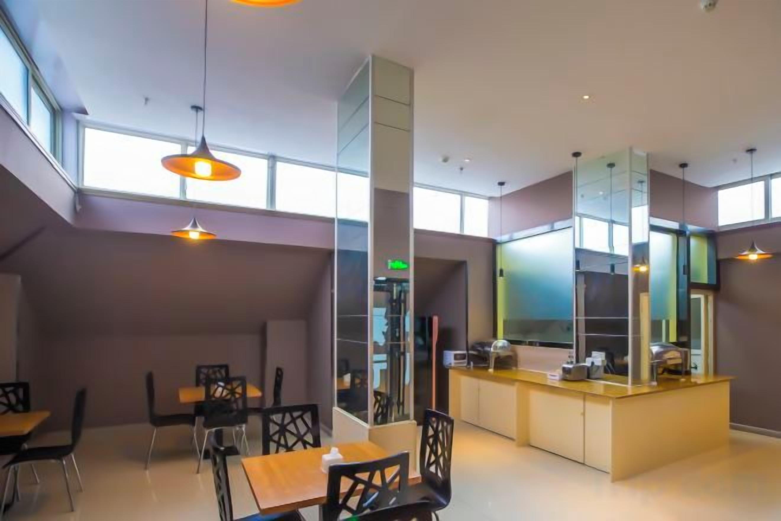 Een modern interieur met een eethoek, keuken en grote ramen.