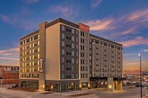 A Drury Plaza Hotel with a modern design, multiple floors, and a prominent entrance with glass doors. - Drury Plaza Hotel Lincoln Downtown (Lincoln)