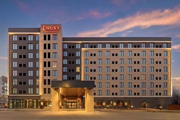 A Drury Plaza Hotel with a modern design, featuring multiple floors and a prominent entrance with glass doors. - Drury Plaza Hotel Lincoln Downtown (Lincoln)