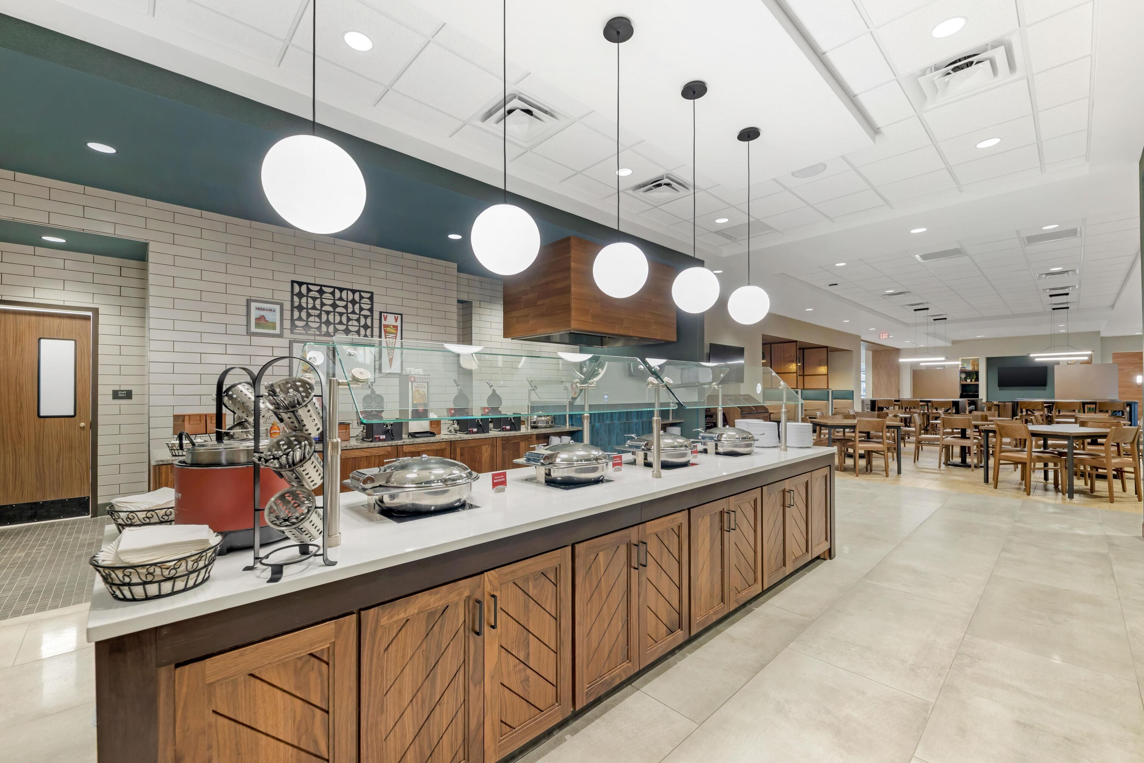 بوفيه فطور مجانًا يوميًا