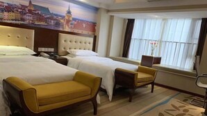 A hotel room with two beds, a sofa, a chair, a nightstand, a lamp, and a window with curtains. - Vienna Classic Hotel (Kuanzhai Alley Luomashi Subway Station) (Chengdu)