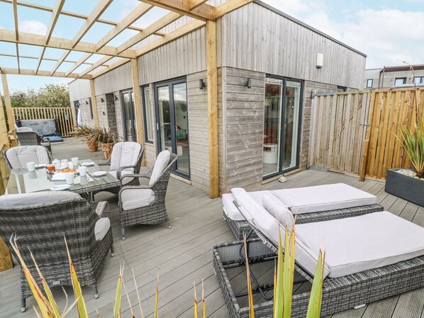 Outdoor dining - Petroc (Redruth)