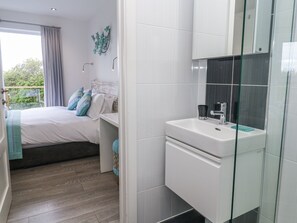 3 bedrooms, individually decorated, individually furnished, free WiFi