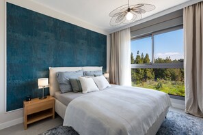 3 makuuhuonetta, työpöytä, silitysrauta/-lauta, vauvan matkasänky