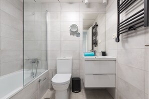 Dusche, Haartrockner, Handtücher