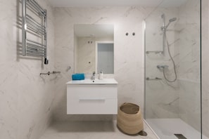 Shower, hair dryer, towels