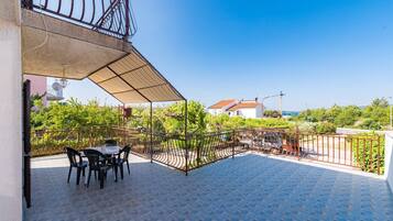 Apartment | Outdoor dining