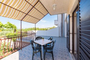 Apartment | Outdoor dining