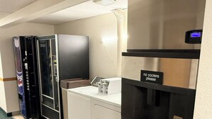 Eine Küchenzeile mit Kühlschrank, Mikrowelle und Kaffeemaschine. Ein Schild weist darauf hin, dass keine Kühlboxen erlaubt sind.