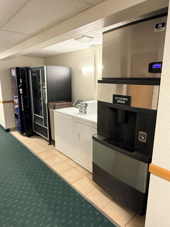 Laundry room - Budget Inn and Suites (De Witt)