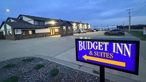 Ein Budget Inn & Suites mit einem Schild, das den Weg zu den Suiten weist.