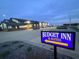 Un Budget Inn & Suites con un letrero que indica el camino a las suites.