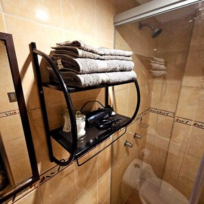 Chambre Standard | Salle de bain | Douche, sèche-cheveux, serviettes fournies, savon