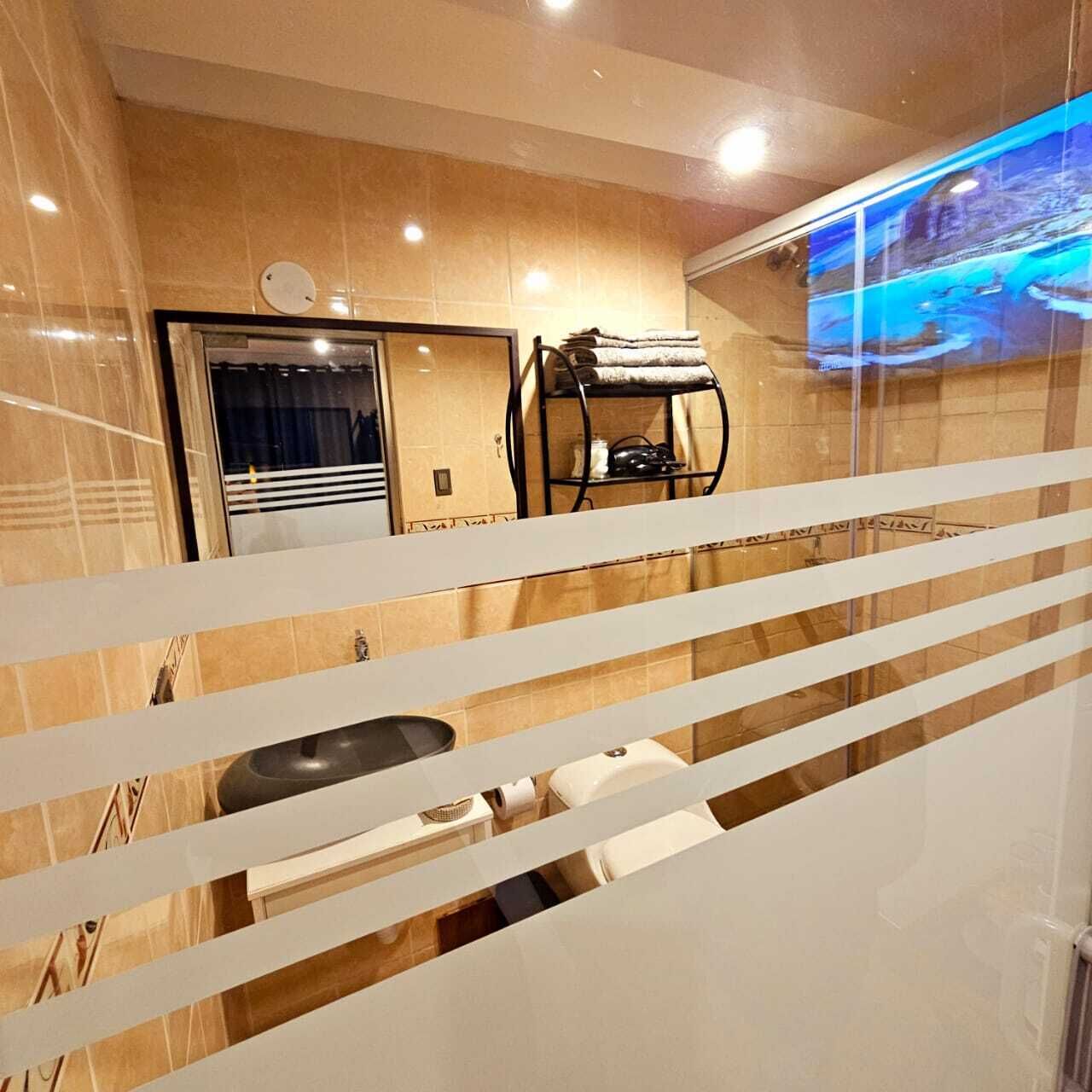 Standaard kamer | Badkamer | Een douche, een haardroger, handdoeken, zeep