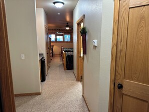 3 quartos, escrivaninha, ferros/tábuas de passar roupa