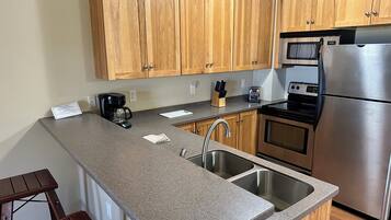 Réfrigérateur, micro-ondes, four, lave-vaisselle