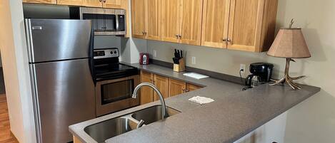 Geladeira, micro-ondas, fogão, lava-louças