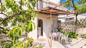 Apartment | Outdoor dining