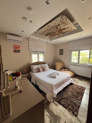 2 bedrooms, in-room safe, iron/ironing board, free WiFi