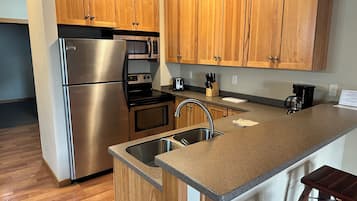 Réfrigérateur, micro-ondes, four, lave-vaisselle