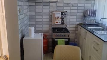 Apartment, Garden View | Dapur peribadi | Peti sejuk, ketuhar gelombang mikro