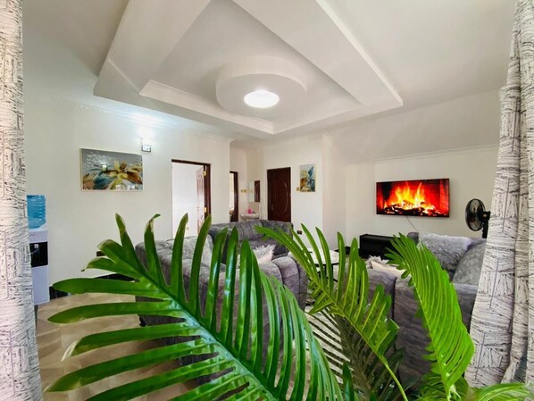 Apartamento familiar, vistas a la ciudad | Zona de estar | Smart TV de 32 pulgadas con canales digitales