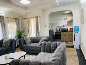 Apartamento familiar, vistas a la ciudad | Zona de estar | Smart TV de 32 pulgadas con canales digitales