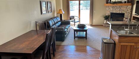 Televisie en een open haard