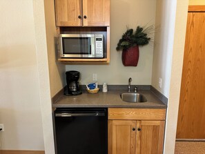 Geladeira, micro-ondas, fogão, lava-louças