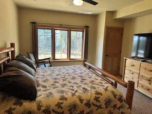 3 bedrooms, desk, iron/ironing board, free WiFi