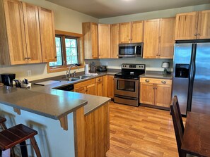 Geladeira, micro-ondas, fogão, lava-louças