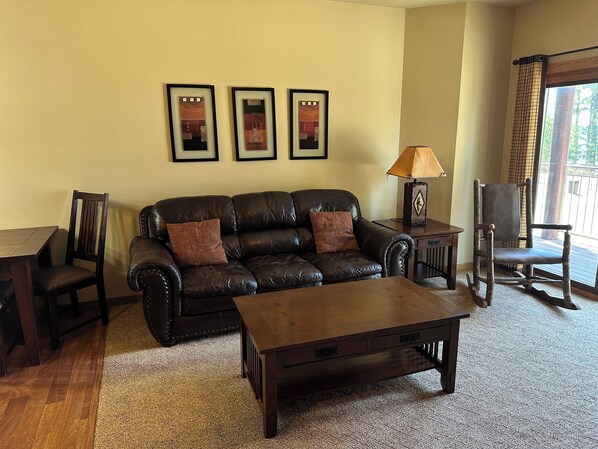 Televisión y chimenea 