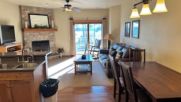 Télévision, cheminée