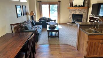 Télévision, cheminée