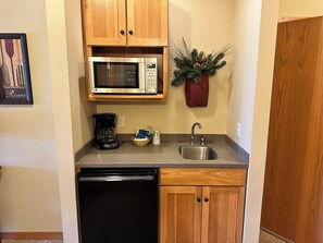 Geladeira, micro-ondas, cafeteira/chaleira