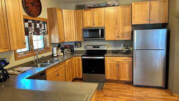 Réfrigérateur, micro-ondes, four, lave-vaisselle