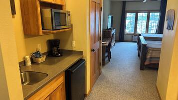 3 habitaciones, escritorio, tabla de planchar con plancha y wifi gratis