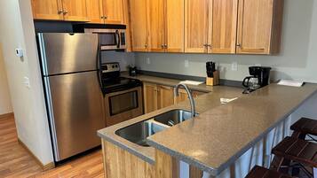 Réfrigérateur, micro-ondes, four, lave-vaisselle