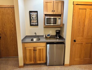 Kühlschrank, Mikrowelle, Wasserkocher mit Kaffee-/Teezubehör