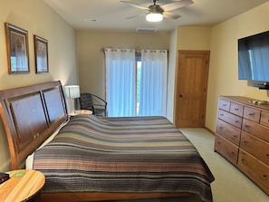 3 bedrooms, desk, iron/ironing board, free WiFi - CONDO 306/LOFT by Eagle Waters Resort (eagle river)