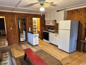 Réfrigérateur, micro-ondes, four, cafetière/bouilloire