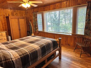 2 bedrooms, bed sheets - Cabin 14A by Eagle Waters Resort (eagle river)