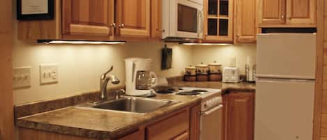 Fridge, microwave, oven, coffee/tea maker