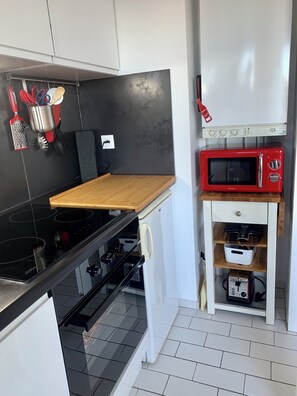Réfrigérateur, micro-ondes, four, plaque de cuisson