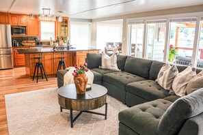 TV connectée, cheminée, table de tennis de table, livres