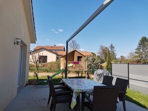 Outdoor dining - Quiet house (Vindry-sur-Turdine)