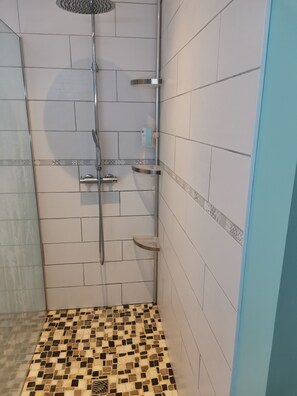 Secadora de cabello, toallas, jabón, papel de baño 
